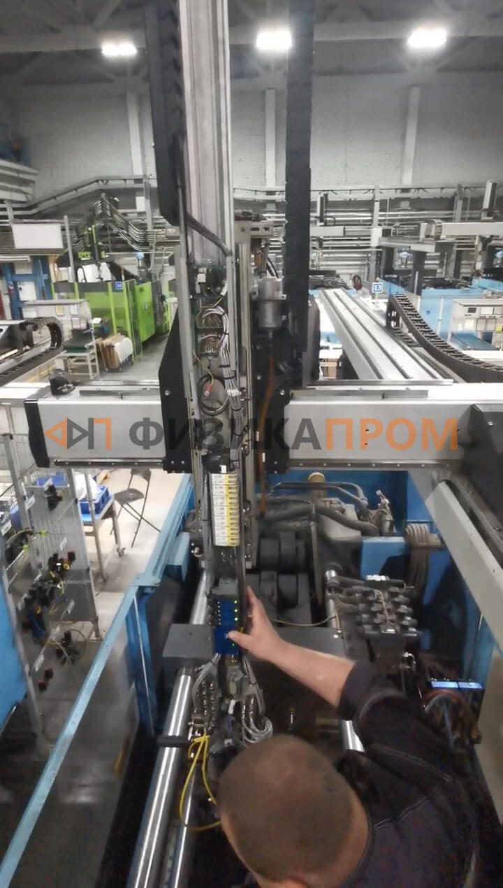 Вид на робота SePro Robotique SR SDR22 S3 AXIAL сверху на ТПА Sumitomo SHI DEMAG Systec 280