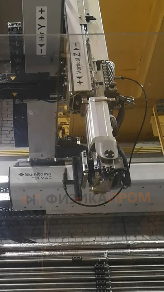 Вид на робота SePro Robotique SR SDR22 S3 AXIAL снизу на ТПА Sumitomo SHI DEMAG Systec 280