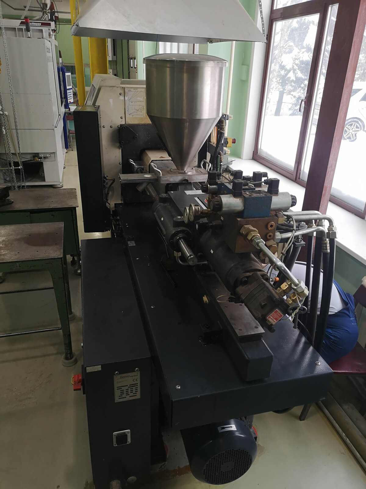 Общее фото сбоку ТПА в ремонте Demag Ergotech-Viva 500-270