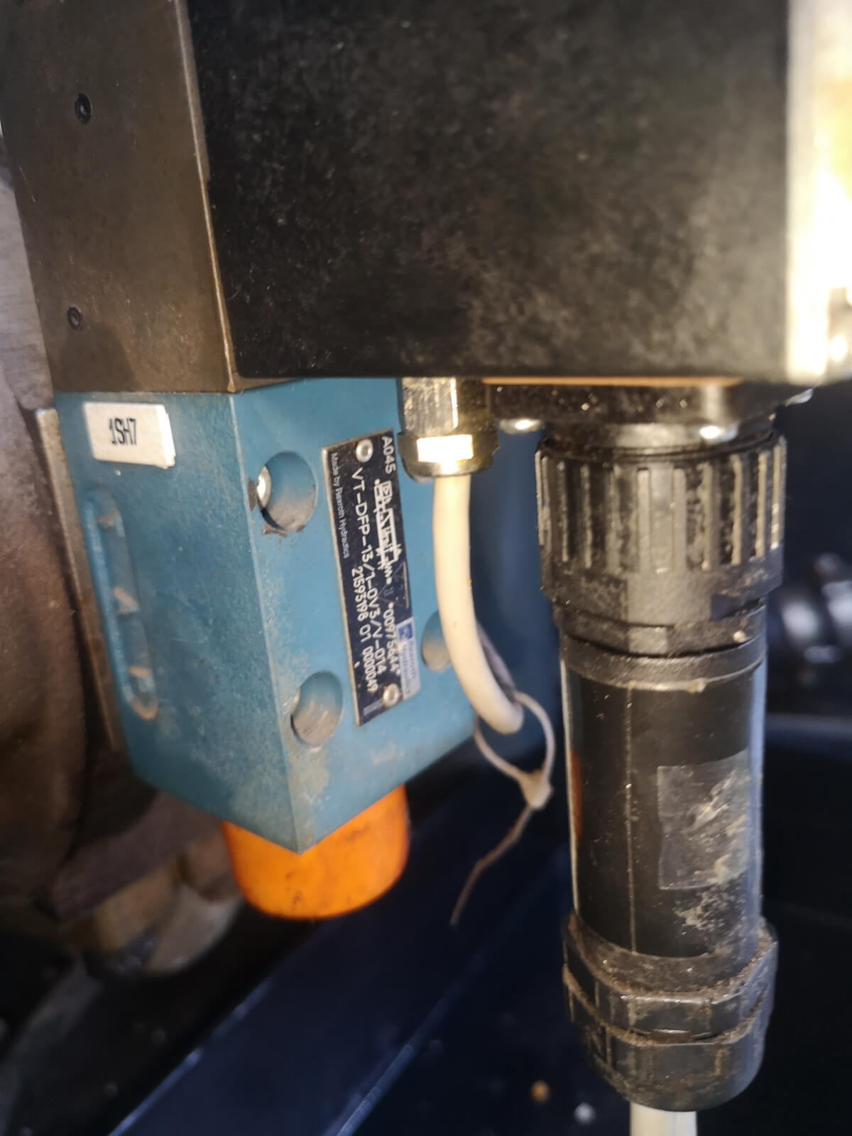 Фото клапана VT-DFP-13/1-0V3/V-014 установленного на ТПА Demag Ergotech-Viva 500-270