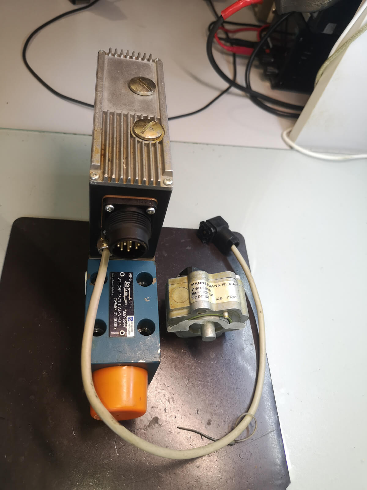 Фото клапана VT-DFP-13/1-0V3/V-014 на столе инженера по ремонту ТПА Demag Ergotech-Viva 500-270