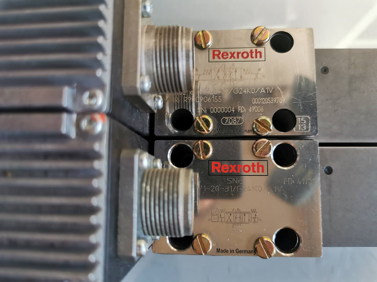 Фото 2 пропорционального клапана Bosch Rexroth R900906155 4WRSE6V1-20-31/G24K0/A1V