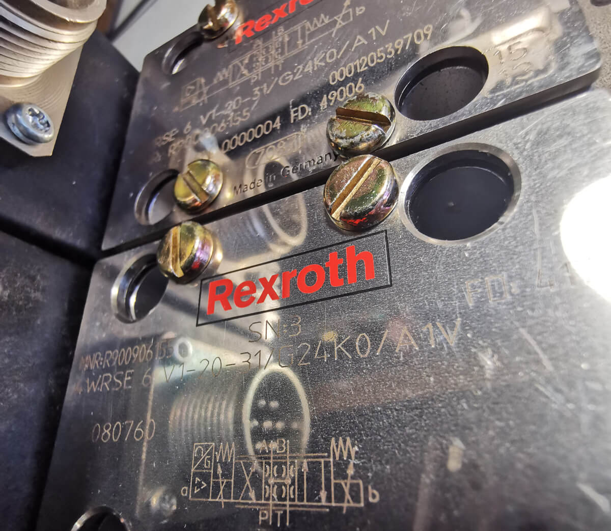 Фото 3 пропорционального клапана Bosch Rexroth R900906155 4WRSE6V1-20-31/G24K0/A1V
