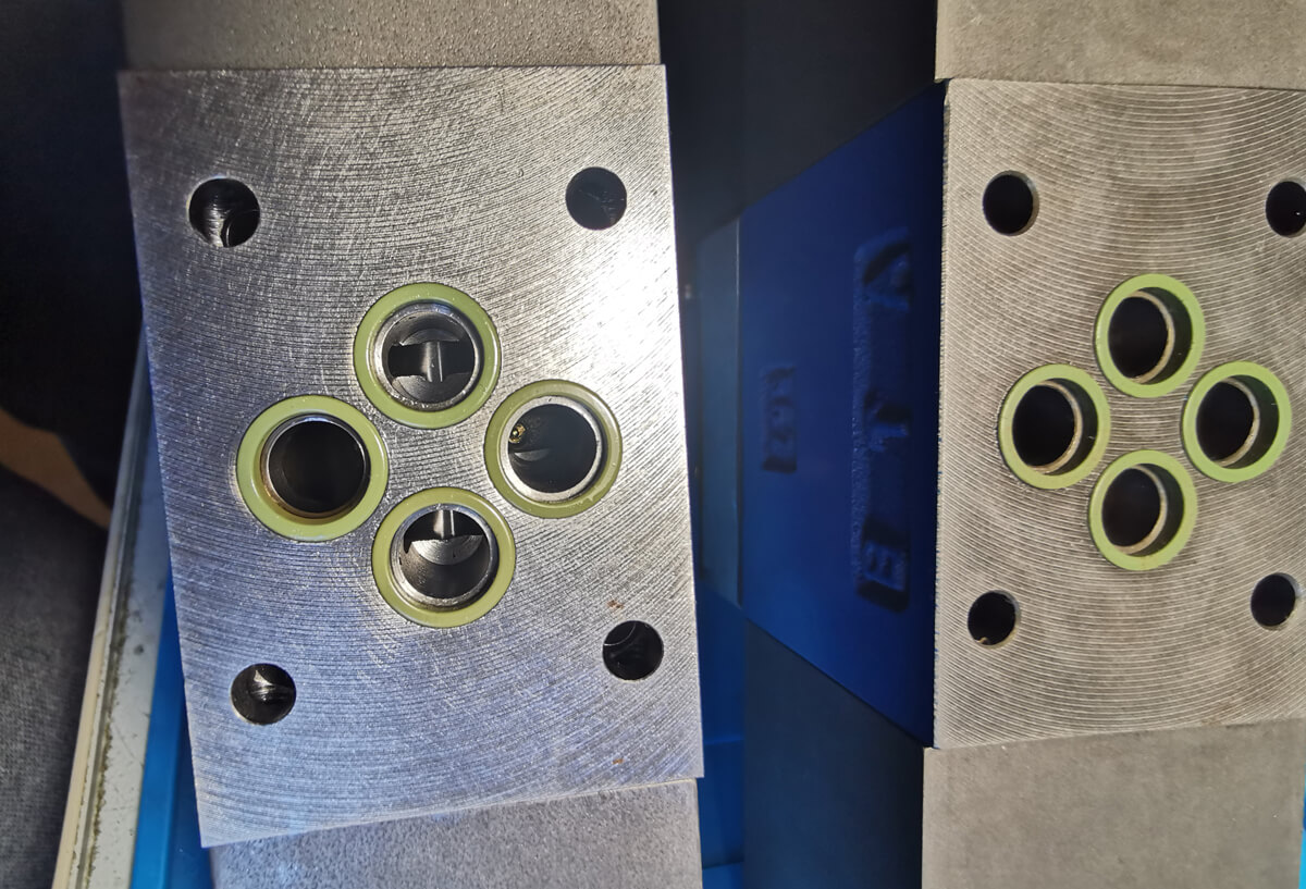 Фото 1 пропорционального клапана Bosch Rexroth R900906155 4WRSE6V1-20-31/G24K0/A1V